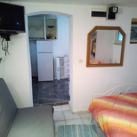 Helena Apartment *